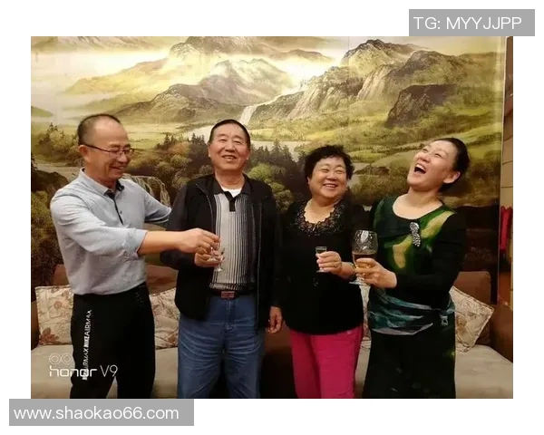 足球明星欢聚一堂碰杯庆祝精彩瞬间视频回顾