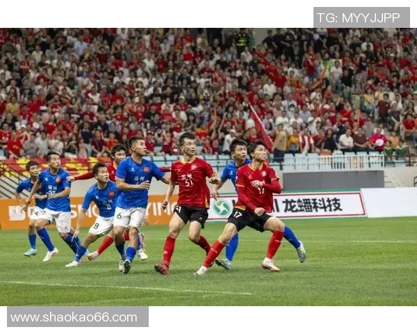 足球明星高峰参与的综艺节目引发热议与粉丝狂欢的背后故事